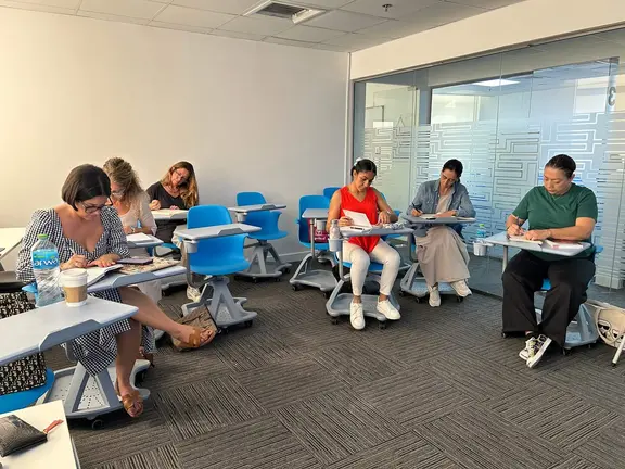 Alumnas de Formaci&oacute;n de Profesores Edici&oacute;n Septiembre - Noviembre 2025  Realizando una actividad de UCAM Espanol Institute. (Cedida)