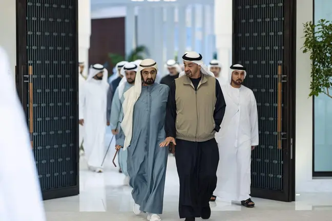 Un momento del encuentro entre los dos l&iacute;deres emirat&iacute;es. (WAM)