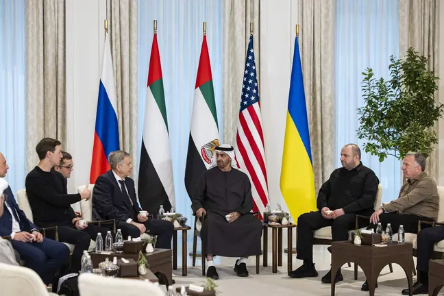 El presidente de Emiratos con las delegaciones de Rusia, EEUU y Ucrania. (WAM)