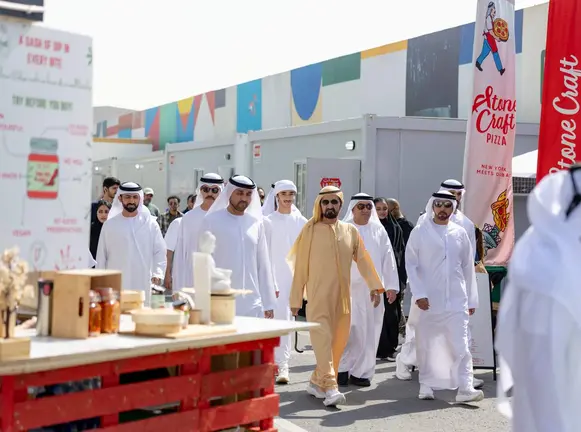 El gobernante del emirato recorre el Festival de Arte al Quoz. (Dubai Media Office)