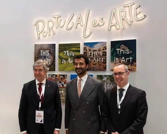 En el centro de la imagen el ministro de Econom&iacute;a de EAU. (WAM)