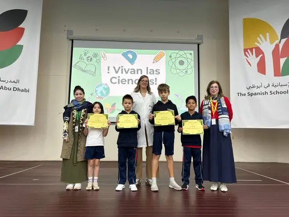 La directora del colegio (primera por la derecha) junto a los j&oacute;venes cient&iacute;ficos premiados. (Cedida)