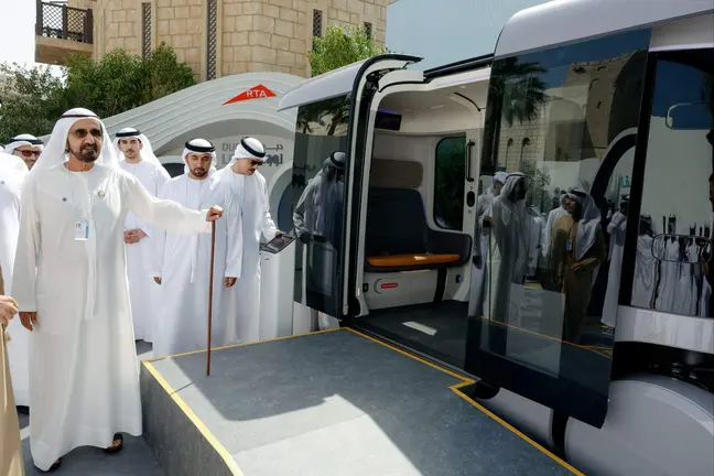 El gobernante de Dubai ante una cabina de Glydways, transporte del futuro. (Dubai Media Office)