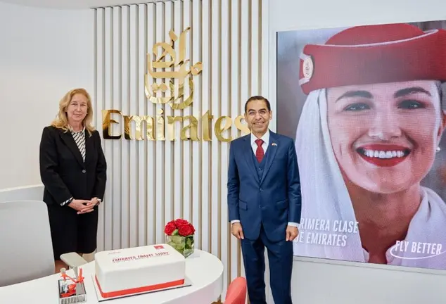 Monika White, directora general de la aerol&iacute;nea en Espa&ntilde;a, en presencia del embajador de  Emiratos &Aacute;rabes Unidos en Espa&ntilde;a, Saleh Alsuwaidi. (Emirates)
