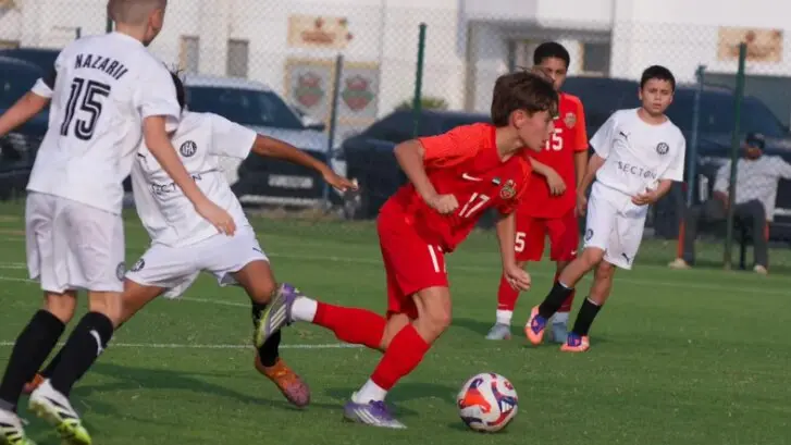 Jos&eacute; Antonio Ahumada con el bal&oacute;n en un encuentro en EAU. (Fuente externa)