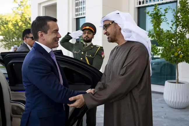 Noboa saluda al presidente de EAU en Abu Dhabi en febrero de 2026. (WAM)