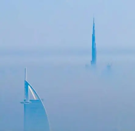 El Burj Khalifa y el Burj Al Arab sobresalen entre la niebla. (Instagram)