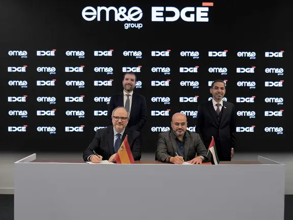 Un momento de la firma del acuerdo entre EDGE y Escribano. (WAM)