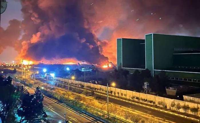 Bombardeo sobre la capital iran&iacute;. (Redes sociales)