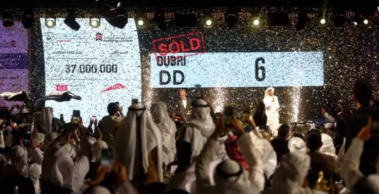 Un momento de la subasta de matr&iacute;culas en dubai. (X)