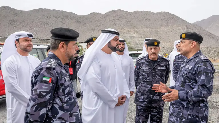 El pr&iacute;ncipe heredero de Fujairah junto a los equipos de trabajo de campo y de defensa en la Zona Industrial Petrolera. (WAM)