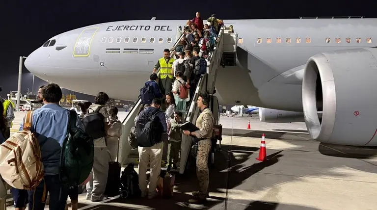 Espa&ntilde;oles suben a un avi&oacute;n de las Fuerzas A&eacute;reas en Om&aacute;n. (Ministerio de Defensa de Espa&ntilde;a)