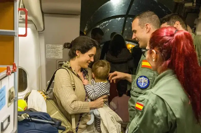 Militares atienden a espa&ntilde;oles evacuados. (Efe)