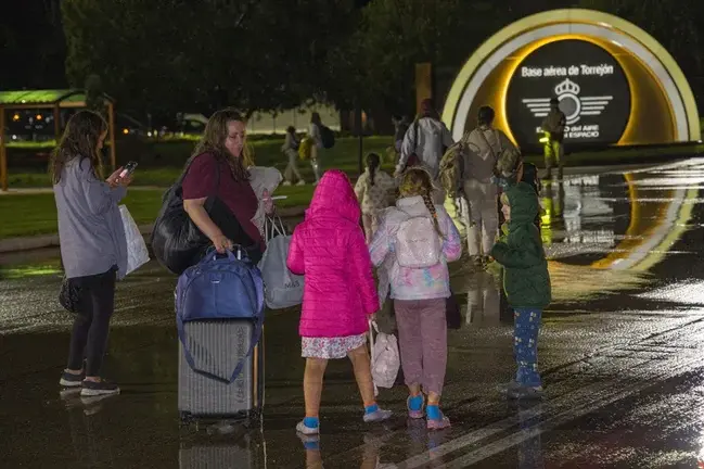 Evacuados de Oriente Medio en un avi&oacute;n del Ej&eacute;rcito del Aire llegan a la base a&eacute;rea de Torrej&oacute;n de Ardoz. (Ministerio De Defensa)