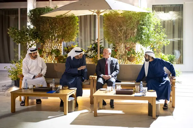 Los l&iacute;deres de Emiratos junto al rey de Jordania en Abu Dhabi. (WAM)
