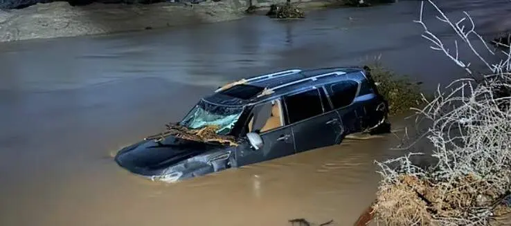 Un coche afectado por la tormenta en Om&aacute;n. (X)