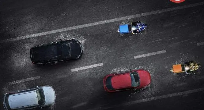 La Polic&iacute;a de Abu Dhabi difundi&oacute; esta imagen de una carretera con lluvia. (X)