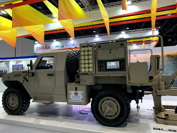 Veh&iacute;culo militar en una feria en Abu Dhabi. (EL CORREO)