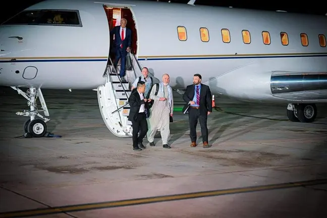 Momento de la llegada del ling&uuml;ista estadounidense a EAU. (WAM)