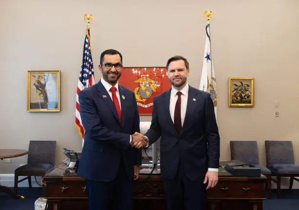 A la izquierda el ministro emirat&iacute; junto al vicepresidente de EEUU. (WAM)