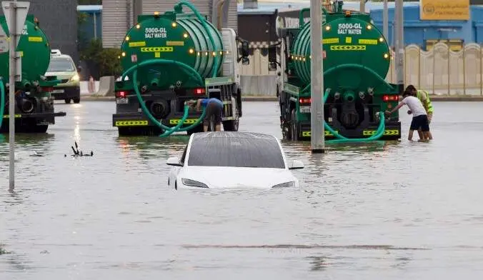 Un coche inundado por la lluvia en Dubai. (Fuente externa)