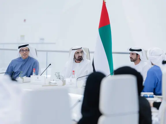 En el centro de la imagen, el gobernante de Dubai durante la reuni&oacute;n del Gabinete de EAU. (X)