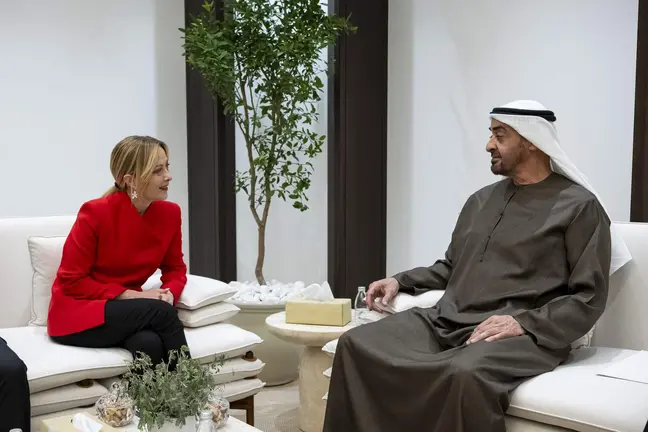 Giorgia Meloni junto al presidente de Emiratos en Abu Dhabi. (WAM)