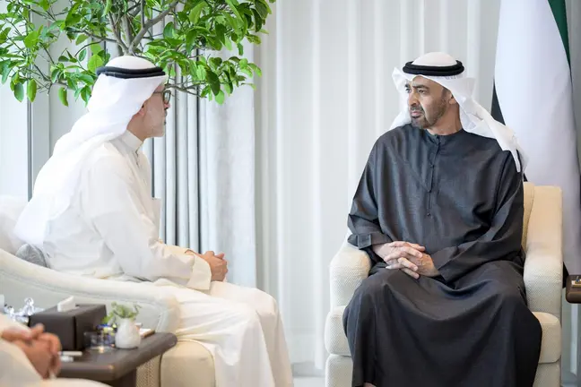 El presidente de EAU (a la derecha y el ministro de Exteriores de Kuwait en Abu Dhabi. (WAM)