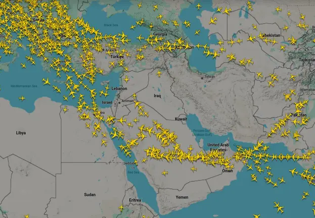 Movimiento de vuelos en Oriente Medio y el Golfo Ar&aacute;bigo en la ma&ntilde;ana del 25 de abril de 2026. (flightradar24)