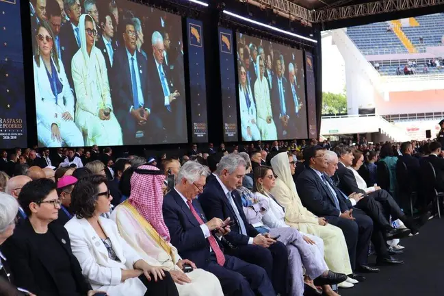 La representante emirat&iacute; en la toma de posesi&oacute;n de la  presidenta Costa Rica. (WAM)