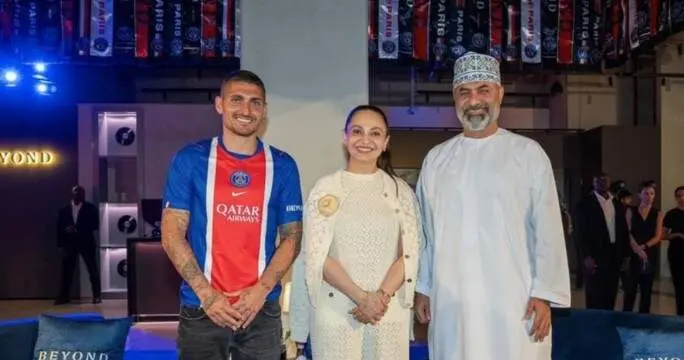 Marco Verratti a la izquierda viste la nueva equipaci&oacute;n del Paris St Germain. (WAM)