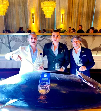 Jaime Casta&ntilde;eda, CEO de Ninety Nine SB Investment LLC, junto a los hermanos Fernando y Pedro de Le&oacute;n, fundadores de los restaurantes 99 Sushi Bar en Espa&ntilde;a, en la inauguraci&oacute;n del nuevo restaurante de la exitosa marca de cocina japonesa contempor&aacute;nea en Buedapest. (Cedida)