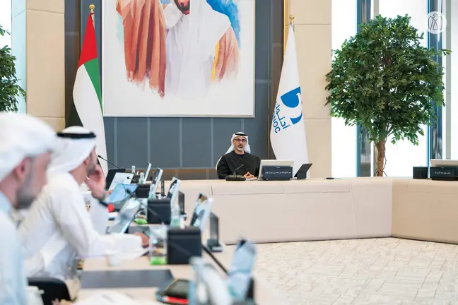 El pr&iacute;ncipe heredero de Abu Dhabi durante el consejo de ADNOC este viernes. (X)