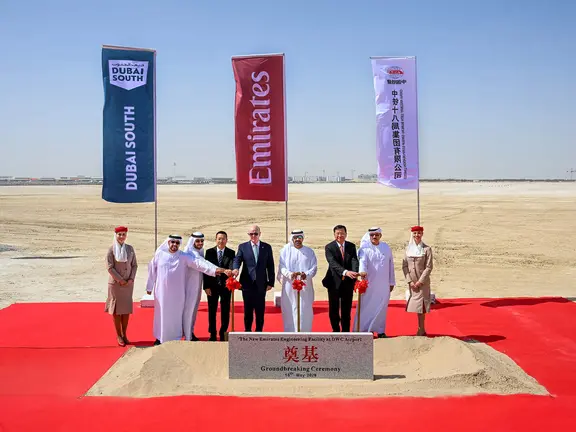 Ceremonia del inicio de las obras del centro Emirates. (X)