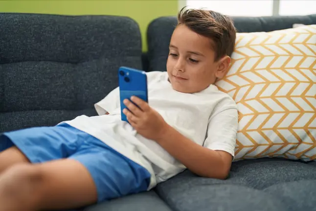 Ni&ntilde;o con un m&oacute;vil. (Freepik)