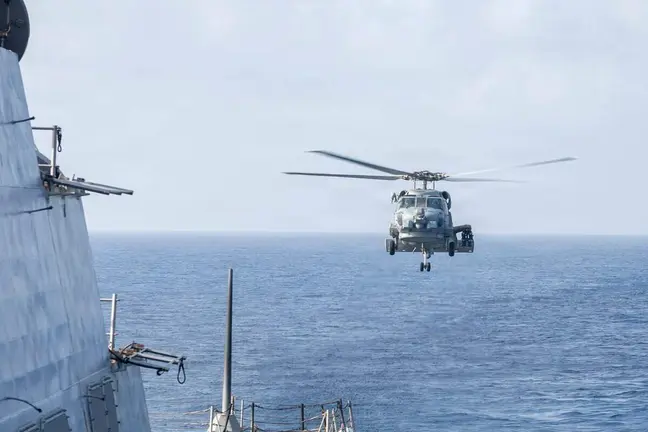 Un helic&oacute;ptero MH-60R Sea Hawk de EEUU en el Mar Ar&aacute;bigo. (Centcom)