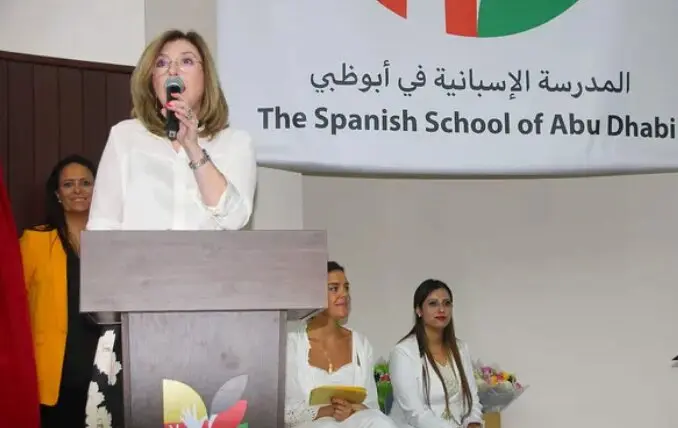 Eva S&aacute;nchez, directora de The Spanish School of Abu Dhabi, durante un acto de graduaci&oacute;n. (EL CORREO)