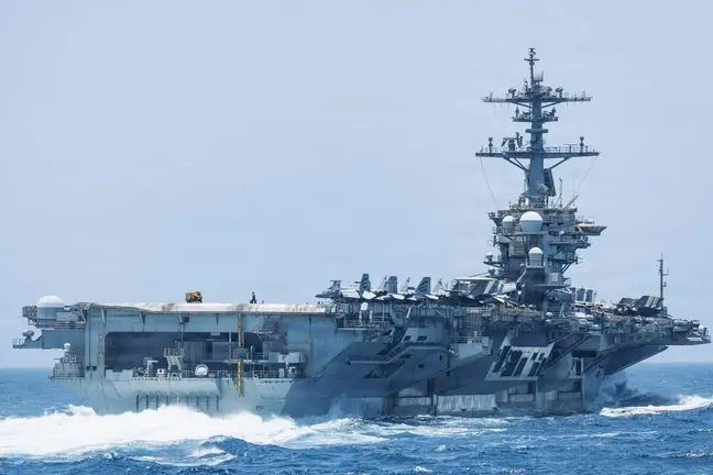 El portaaviones USS Abraham Lincoln transita por el Mar Ar&aacute;bigo. (Centcom)