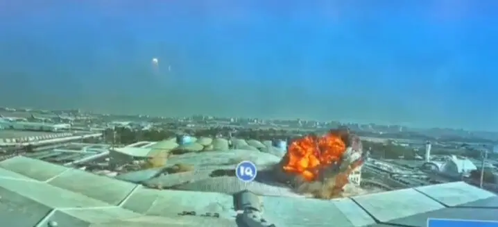 Captura de pantalla del v&iacute;deo del dron irani en el aeropuerto de Kuwait. (X)