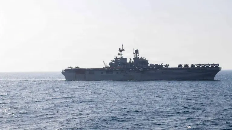 El USS Tripoli navega por el Mar Ar&aacute;bigo. (Centcom)