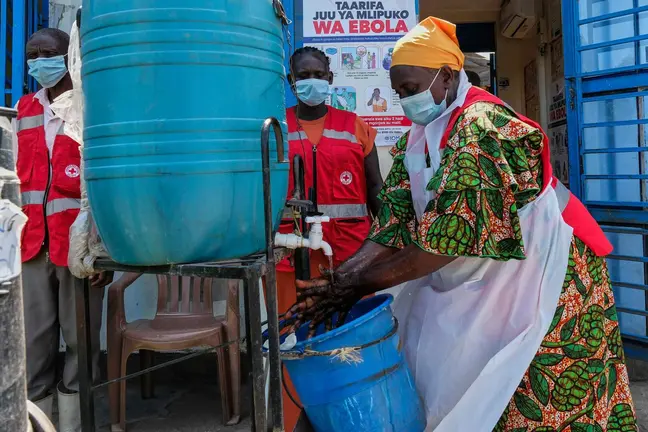 Una mujer en Uganda recoge agua potable. (X)