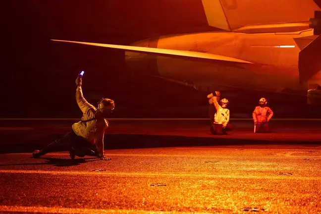 Militares a bordo del portaaviones USS George H.W. Bush realizan operaciones de vuelo nocturnas. (Centcom)