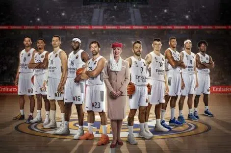 Una tripulante de cabina de Emirates posa con el equipo del Real Madrid. (Emirates)