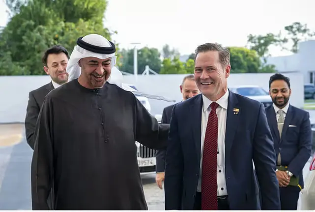 Mohamed bin Zayed y Mike Waltz en Abu Dabi. (WAM)