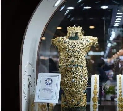 El vestido de oro exhibido en Sharjah. (WAM)