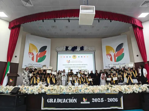Profesores y alumnos tras la entrega de los diplomas de graduaci&oacute;n. (EL CORREO)