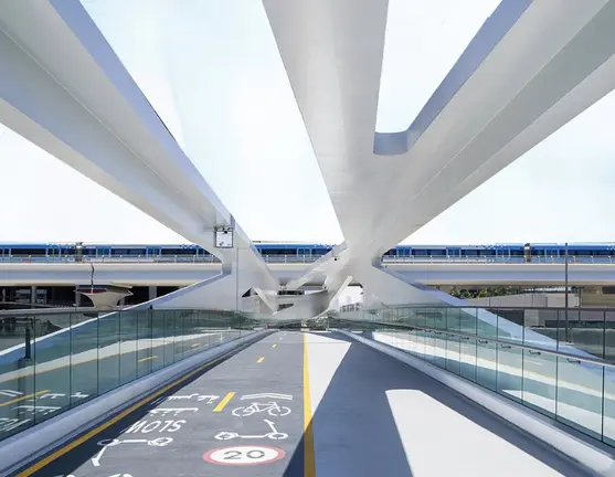 Un puente peatonal en Dub&aacute;i. (RTA)