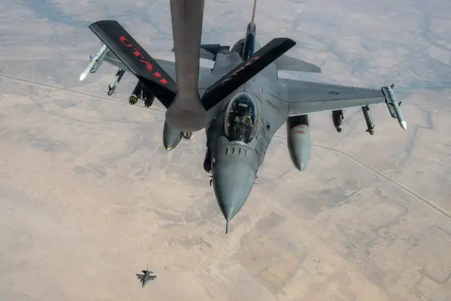 Aviones de combate F-16 sobrevuelan el Medio Oriente durante una patrulla. (Centcom)
