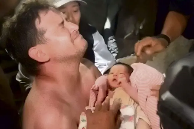 MIlagroso rescate de un beb&eacute; en Venezuela tras los terremotos. (X)