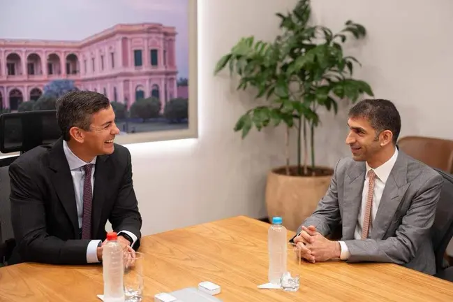 Un momento del encuentro entre el presidente de Paraguay y el ministro de Comercio de EAU. (WAM)